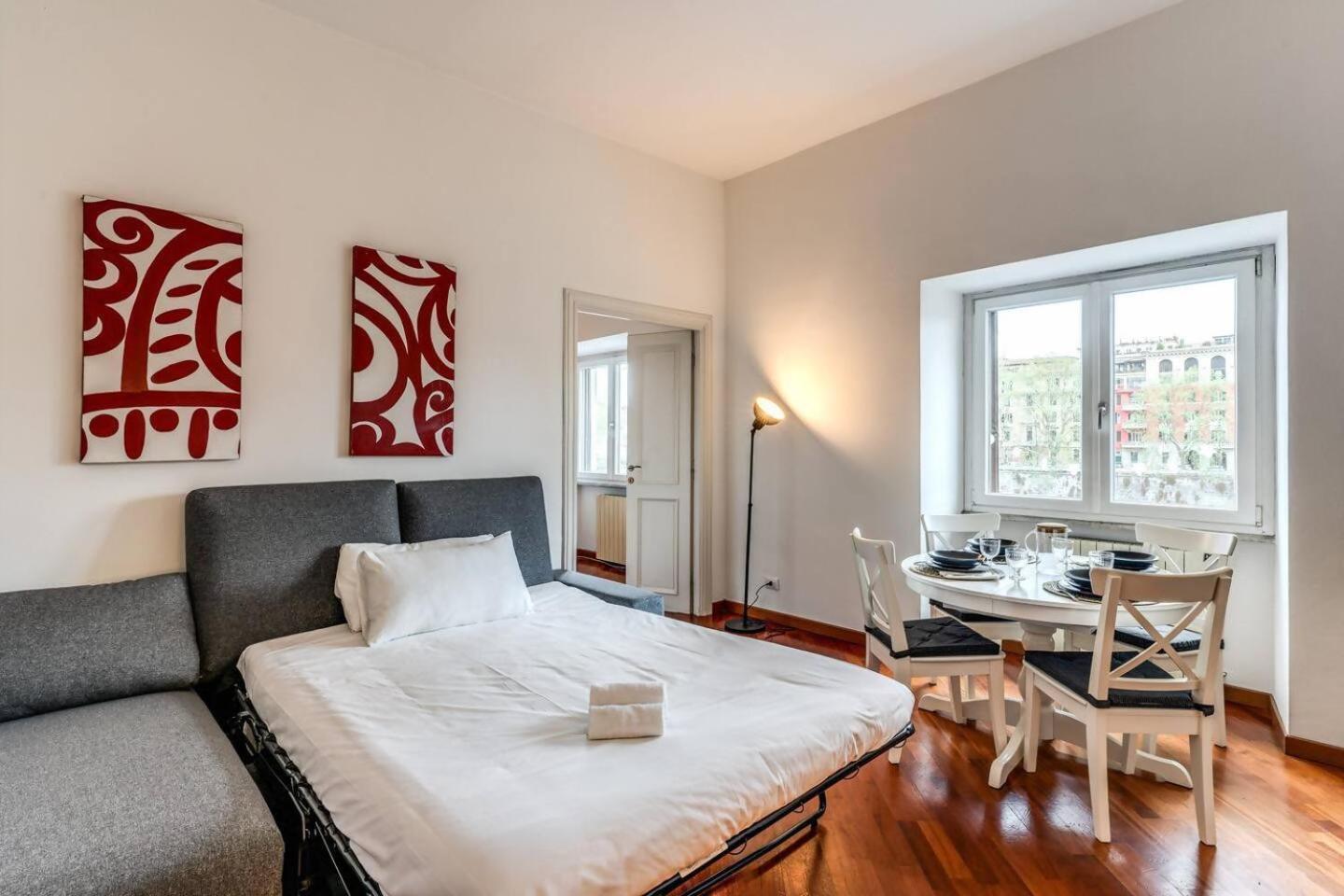 Splendid Flat On The Tiber River Rome Bagian luar foto