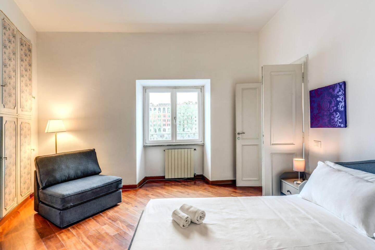 Splendid Flat On The Tiber River Rome Bagian luar foto